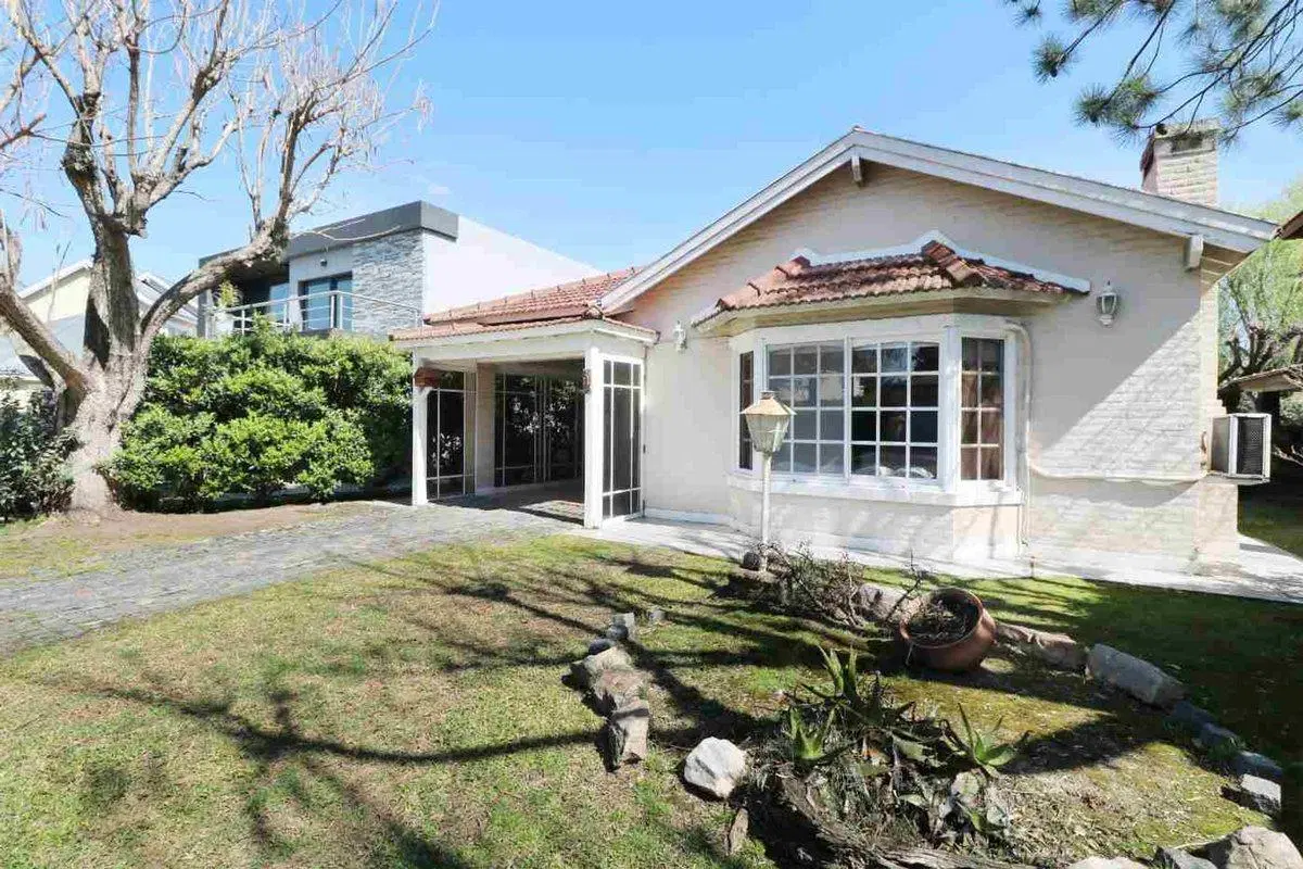 VENTA CASA CON PILETA EN COUNTRY BANCO PROVINCIA 3