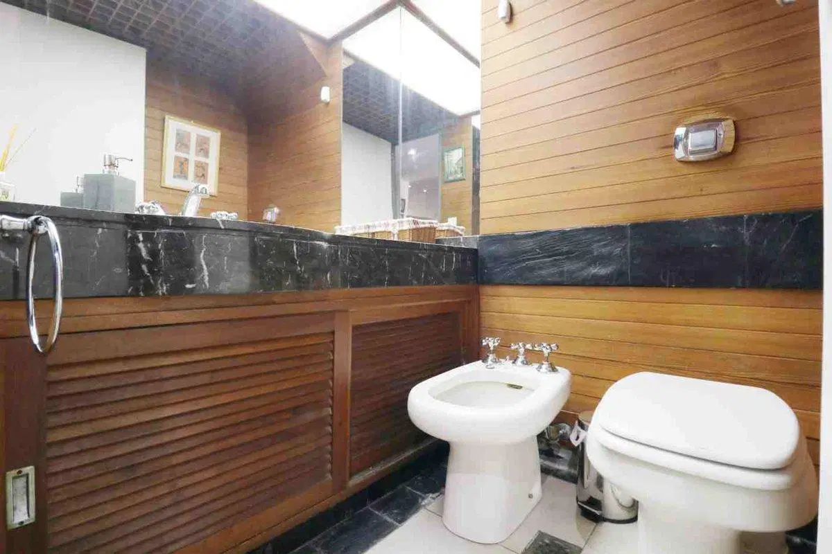 VENTA CASA 6 AMBIENTES,  PILETA, QUINCHO Y COCHERA 4