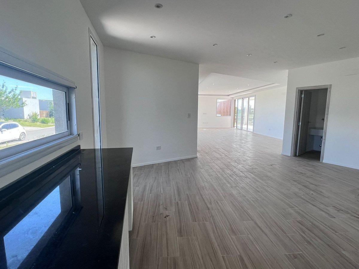 Foto de VENTA casa 4 ambientes a estrenar San Sebastian, imagen 2