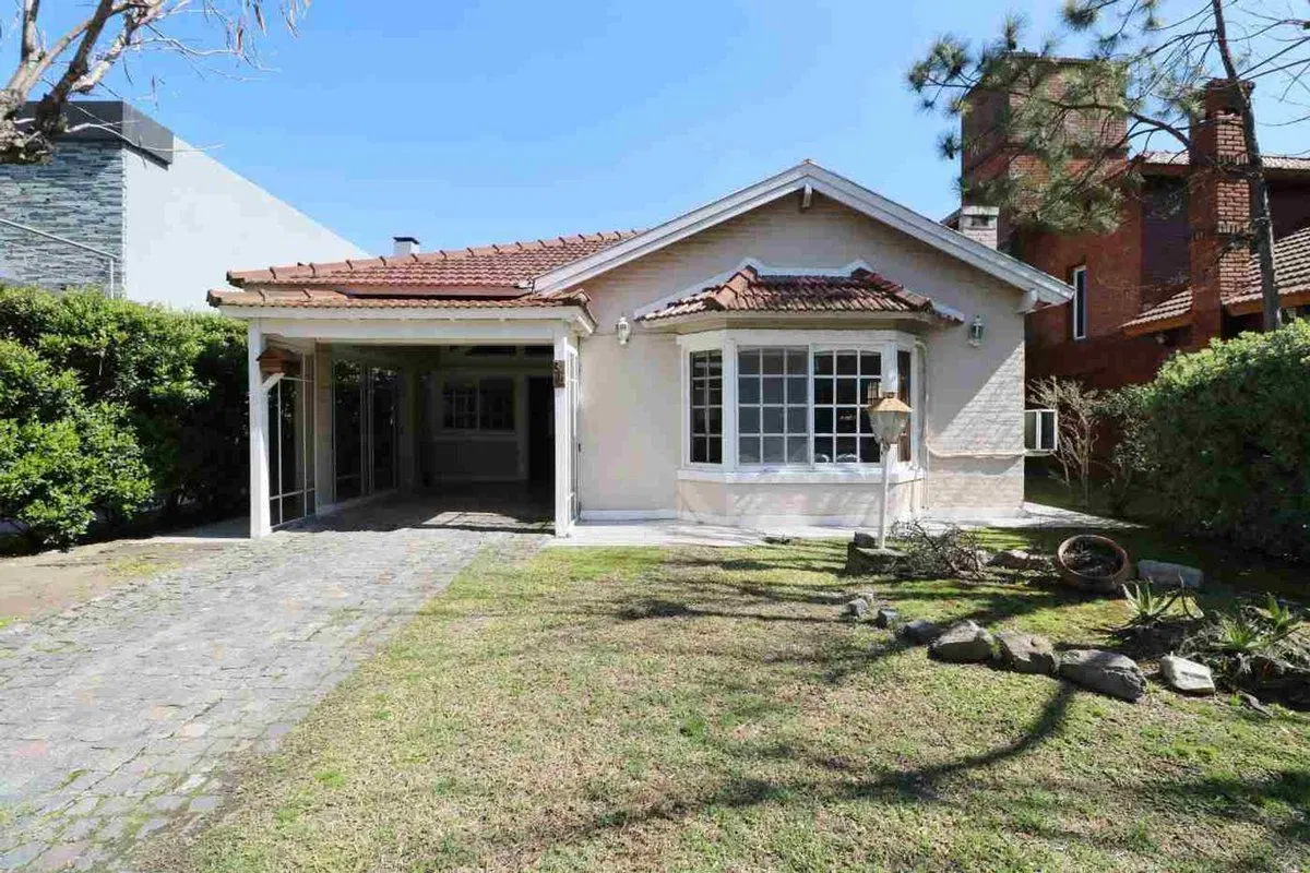 VENTA CASA CON PILETA EN COUNTRY BANCO PROVINCIA 5