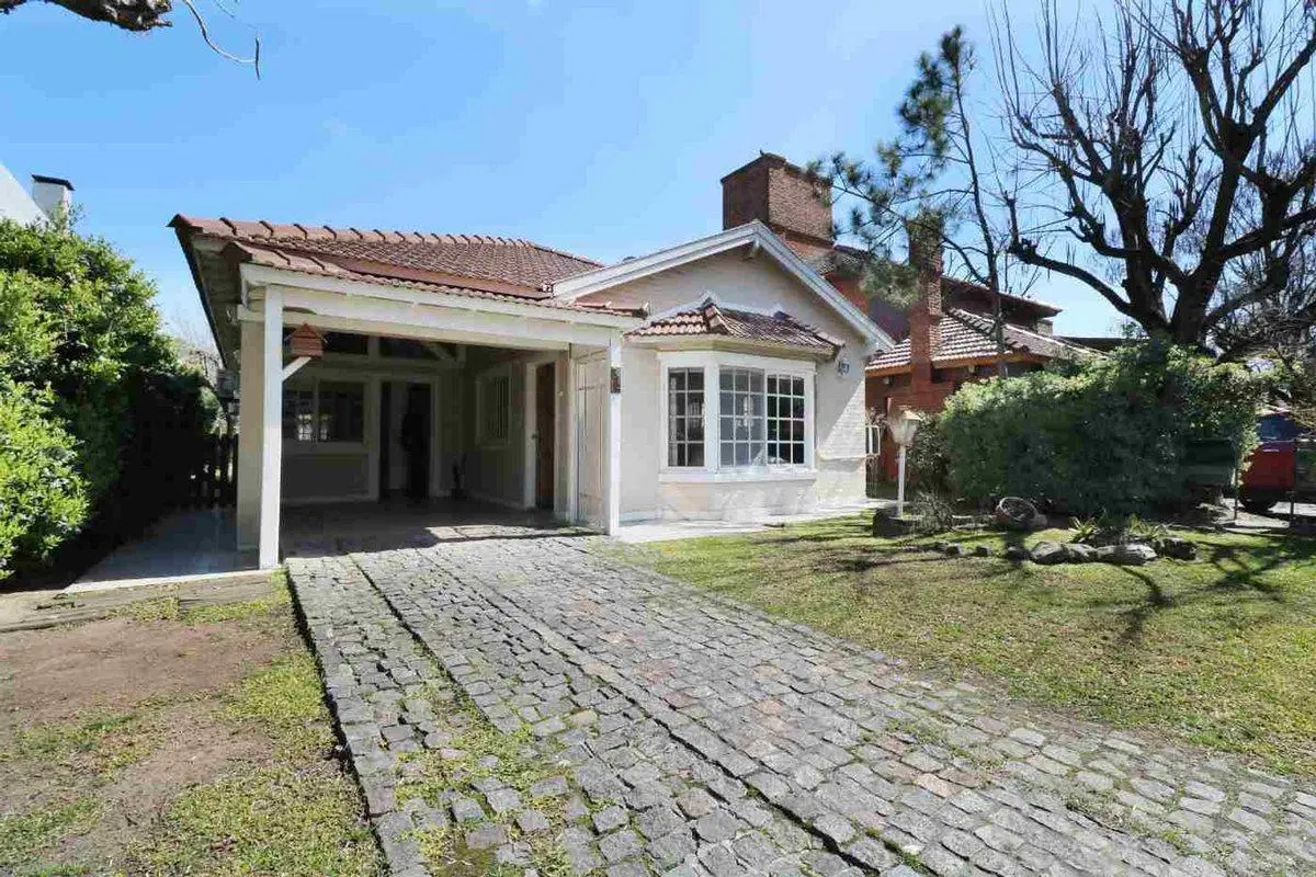 VENTA CASA CON PILETA EN COUNTRY BANCO PROVINCIA 2