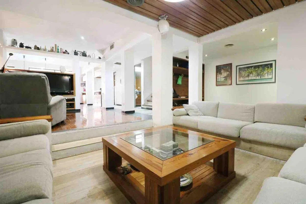 VENTA CASA 6 AMBIENTES,  PILETA, QUINCHO Y COCHERA 4