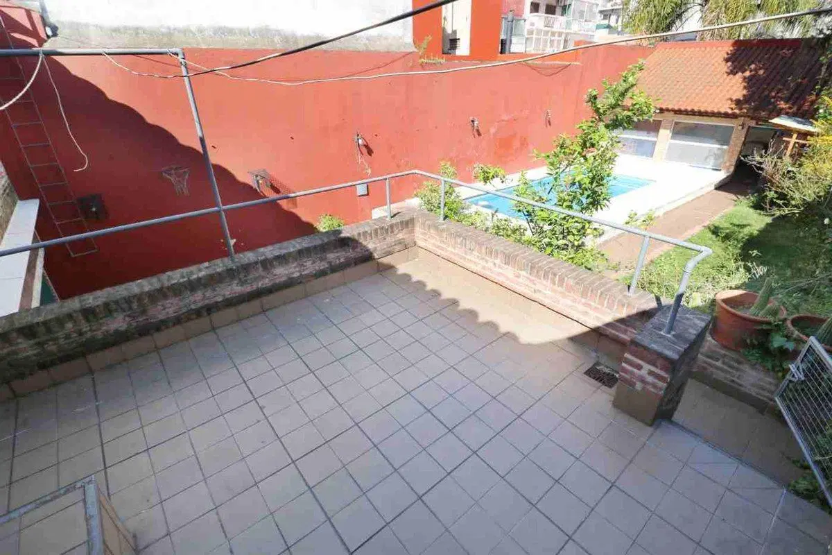 VENTA CASA 6 AMBIENTES,  PILETA, QUINCHO Y COCHERA 8