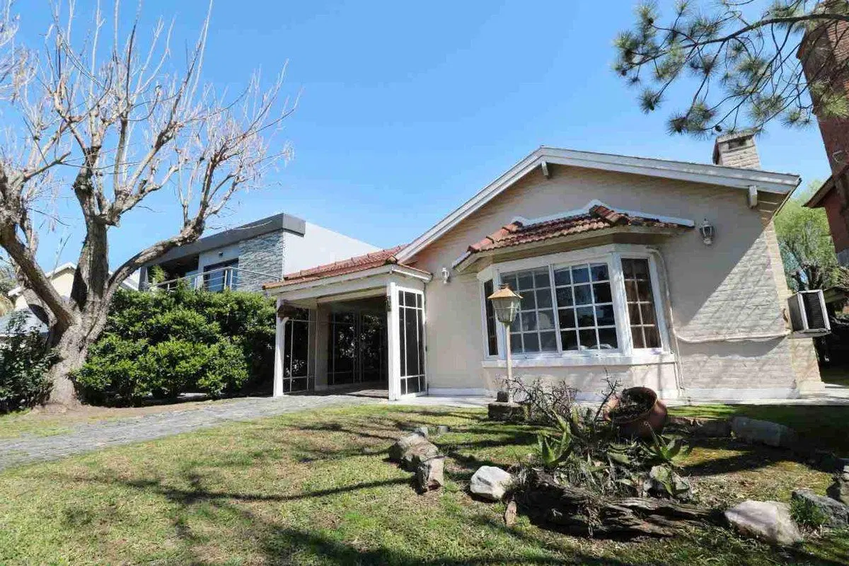 VENTA CASA CON PILETA EN COUNTRY BANCO PROVINCIA 8