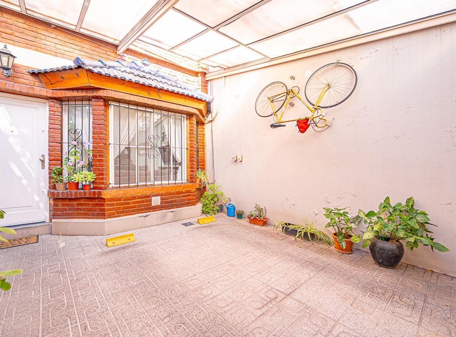 Foto de VENTA TRIPLEX CON COCHERA Y PATIO PARQUE CHACABUCO, imagen 5