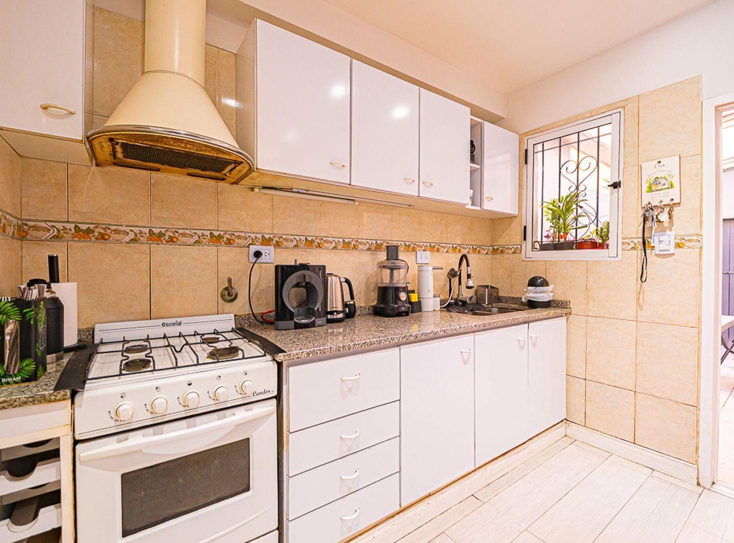 Foto de VENTA TRIPLEX CON COCHERA Y PATIO PARQUE CHACABUCO, imagen 4