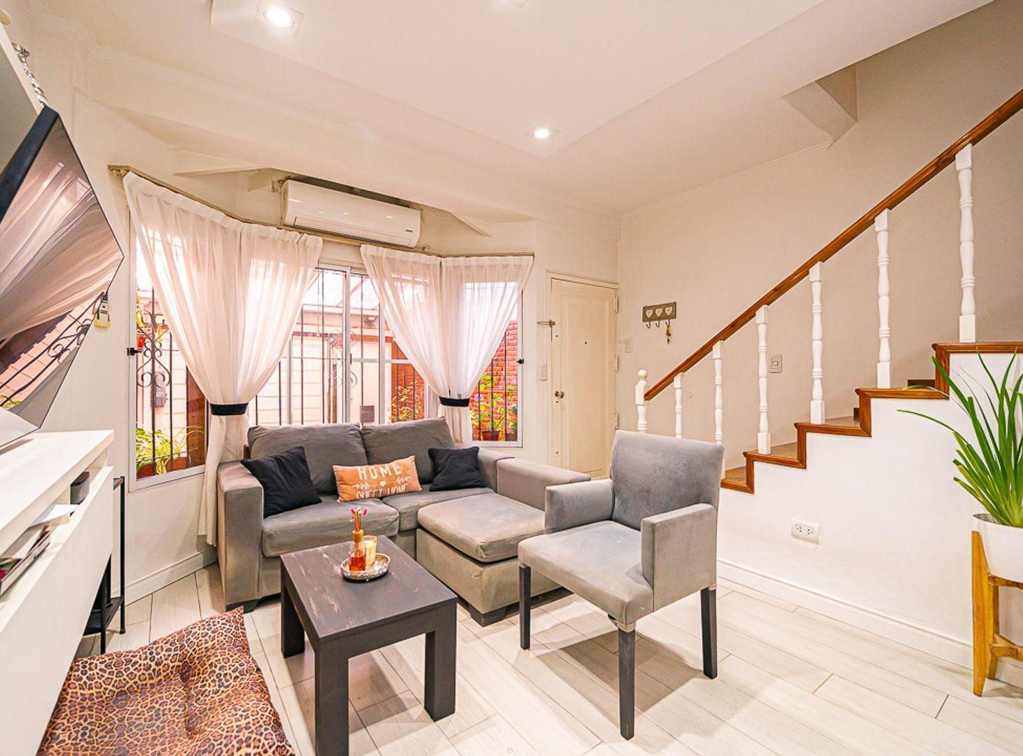 Foto de VENTA TRIPLEX CON COCHERA Y PATIO PARQUE CHACABUCO, imagen 1