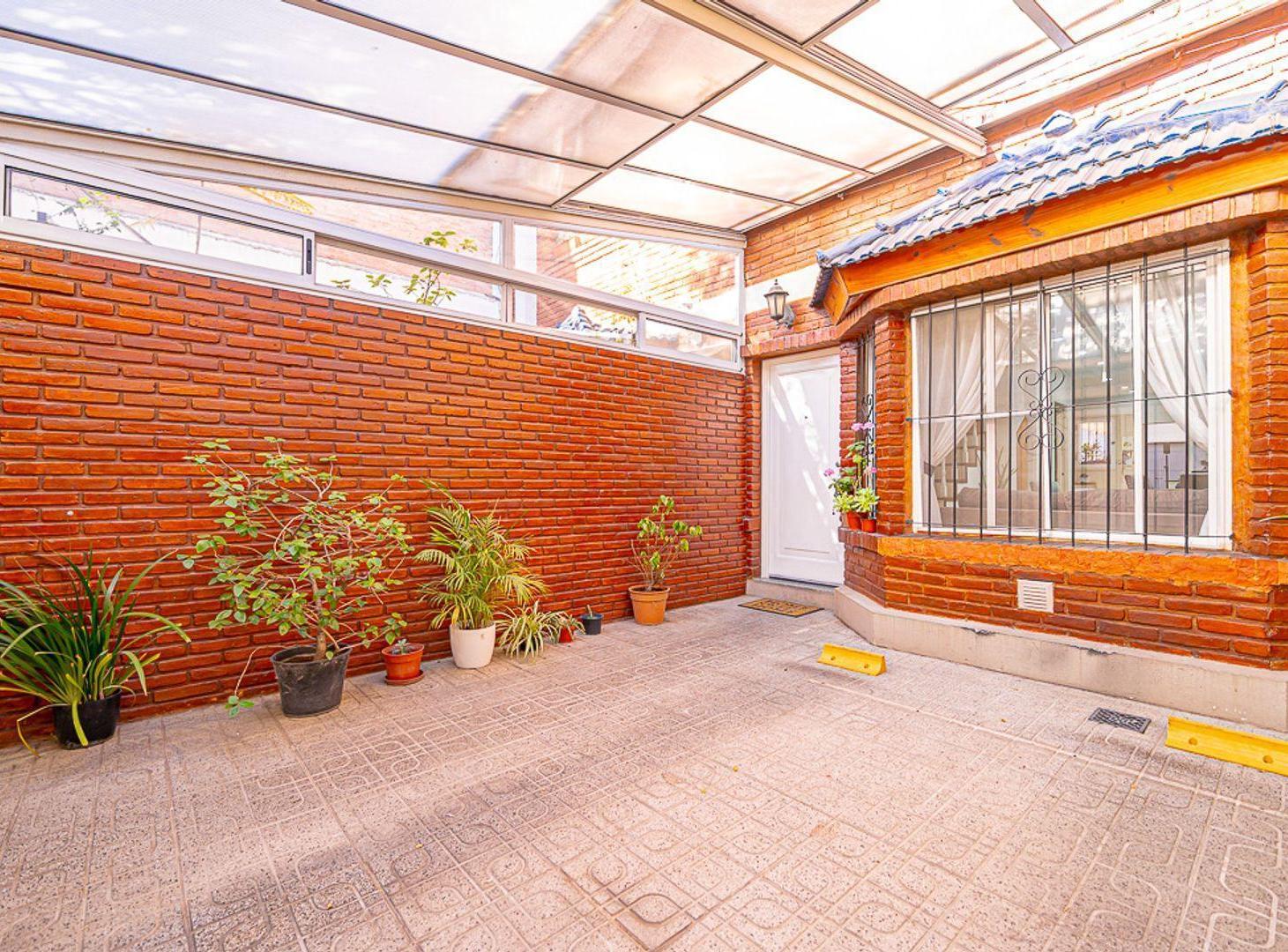 Foto de VENTA TRIPLEX CON COCHERA Y PATIO PARQUE CHACABUCO, imagen 3