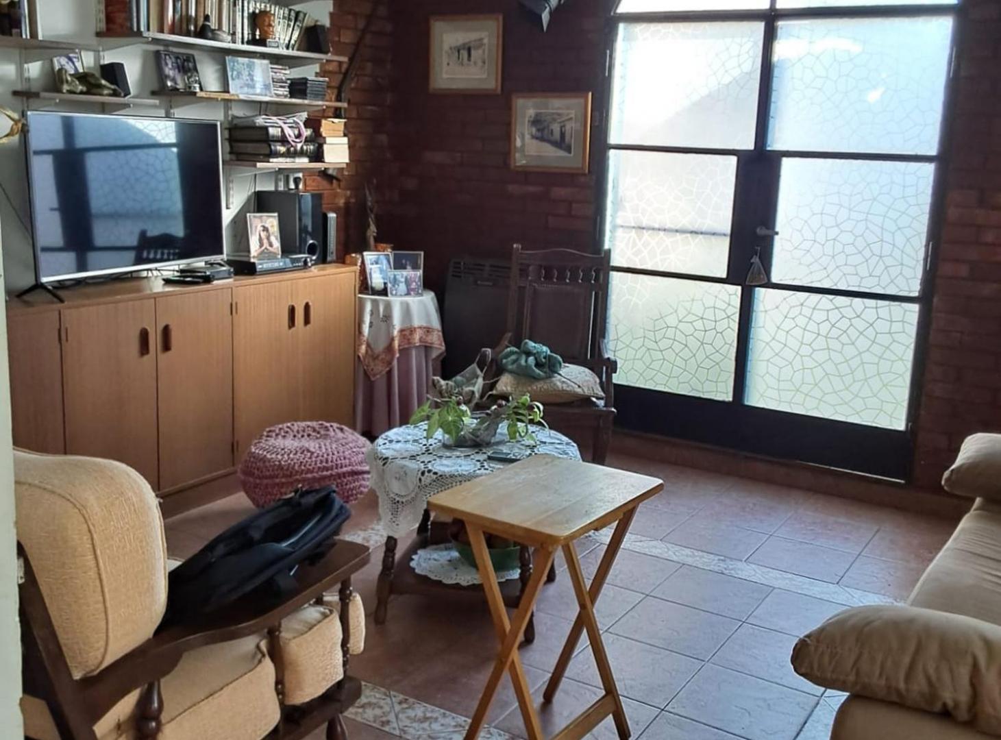 Foto de casa ph con terraza, patio y quincho, imagen 2