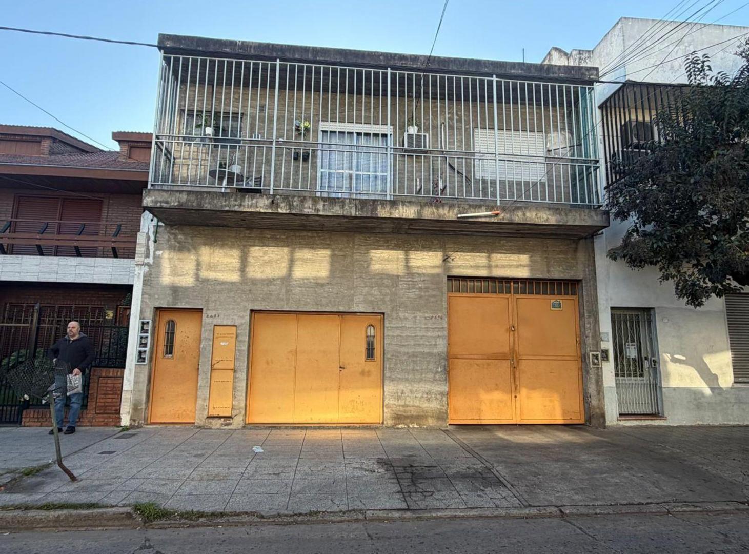Foto de GALPÓN / DEPÓSITO + GARAGE/LOCAL + 3 DEPTOS, imagen 2