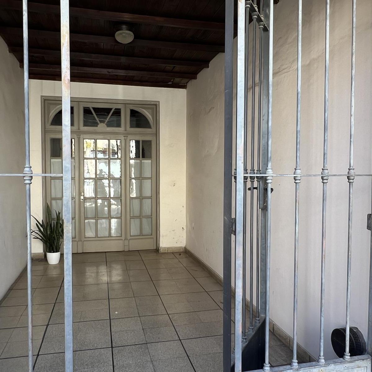 Casa con Local en Venta en San Antonio de Areco 3