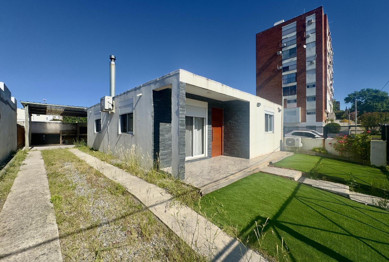 Casa en Alquiler por día de 2 dormitorios con patio y cochera en Colonia del Sacramento