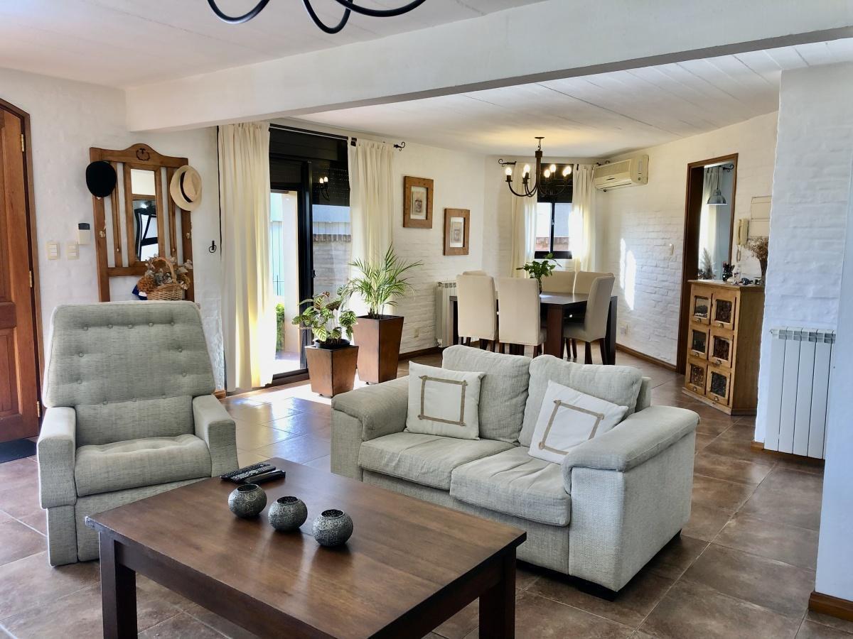 Foto de Colonia - Venta de casa de 3 dormitorios, 4 baños , barbacoa y piscina, imagen 1