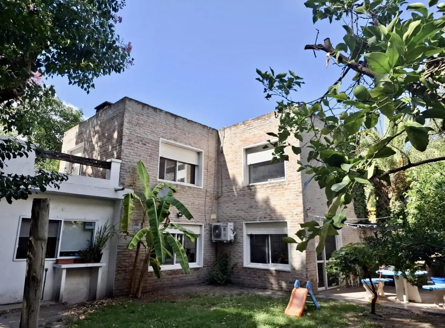 Casa en Venta de 3 dormitorios con patio a metros de Rambla Costanera en Colonia del Sacramento 4