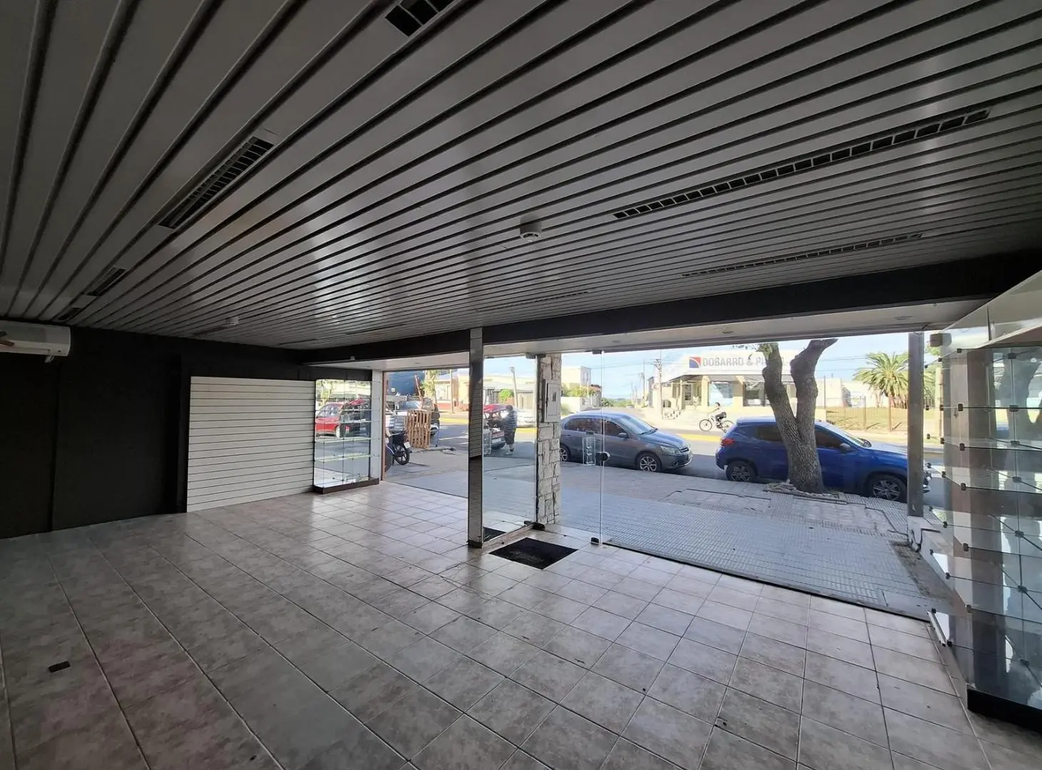 Alquiler de amplio local comercial centrico 5