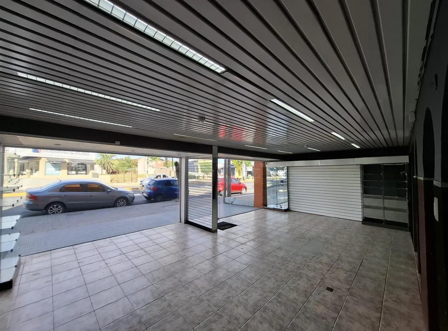 Alquiler de amplio local comercial centrico 2