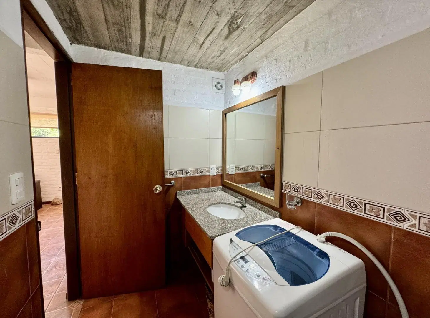 Apartamento en alquiler de 1 dormitorio semi amoblado frente a plaza de toros de Colonia 4