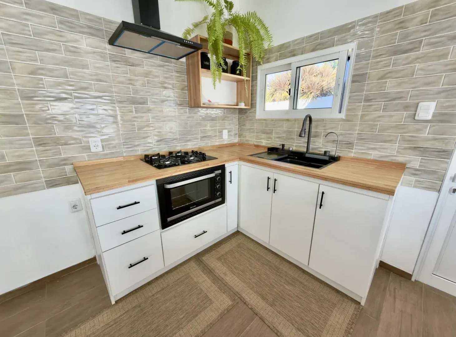 Venta de Casa de 2 dormitorios con cochera y amplio terreno en Colonia a estrenar 4
