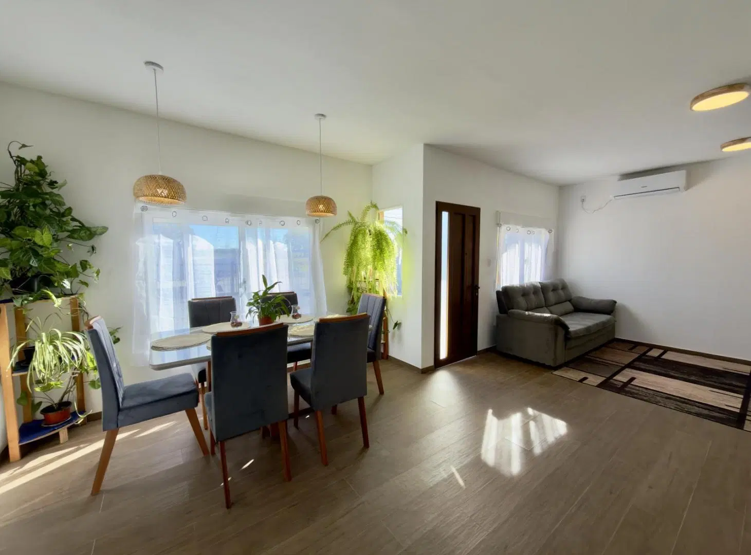 Venta de Casa de 2 dormitorios con cochera y amplio terreno en Colonia a estrenar 2