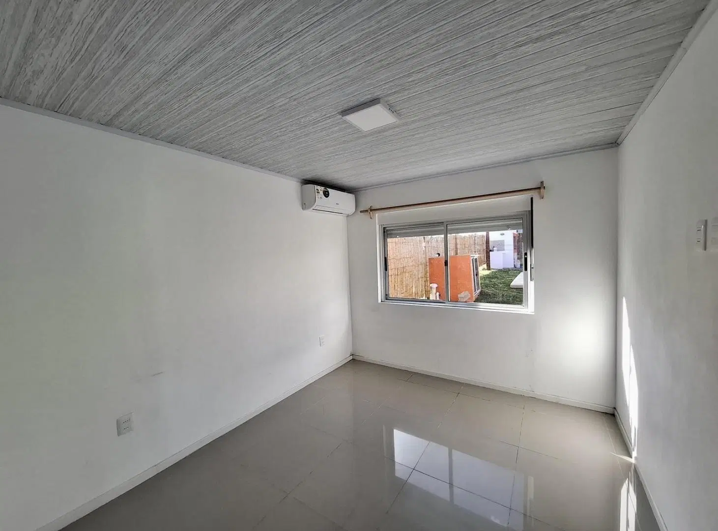 Alquiler de casa de 2 dormitorios con cochera y piscina en Colonia del Sacramento 2