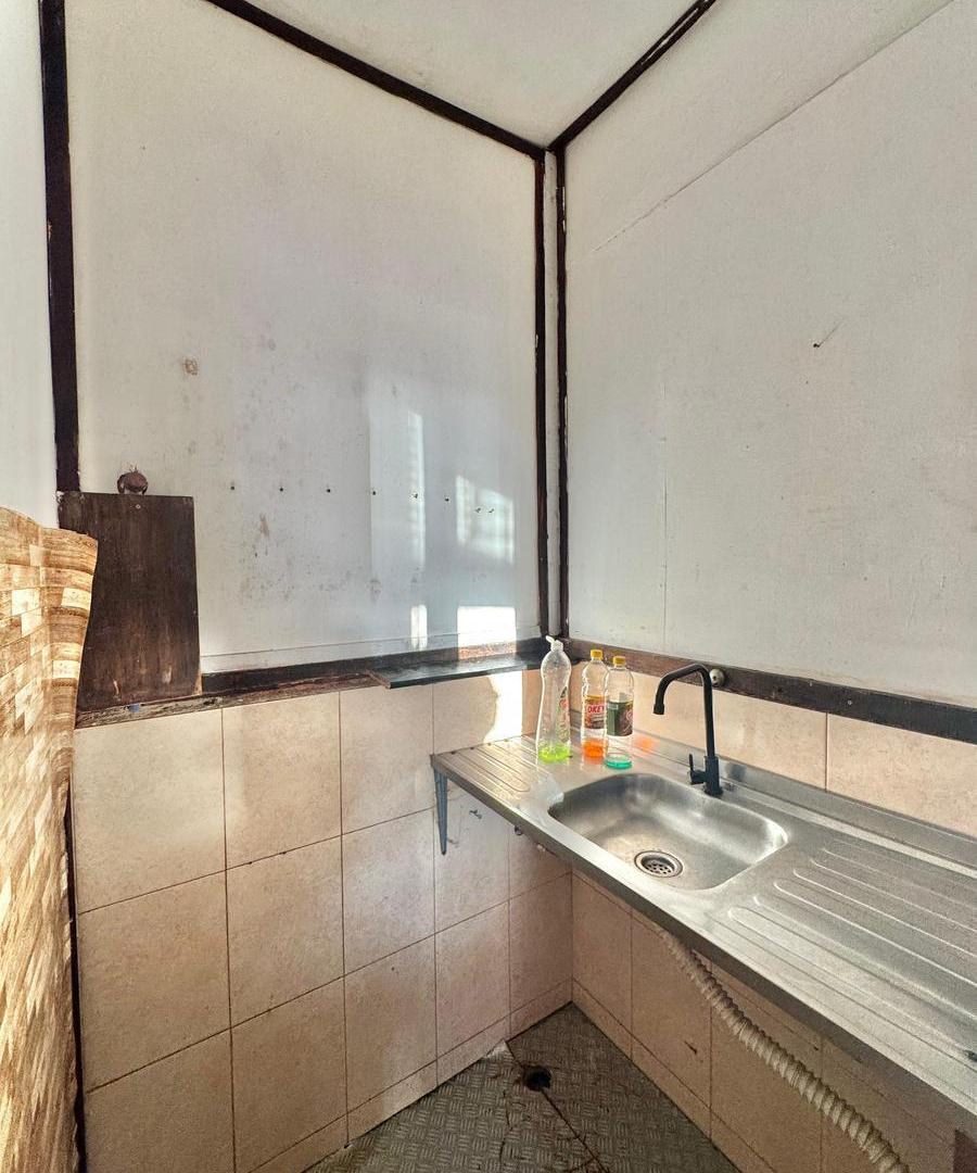 Foto de Amplia propiedad con 6 habitaciones con baño privado y patio en Colonia, imagen 2