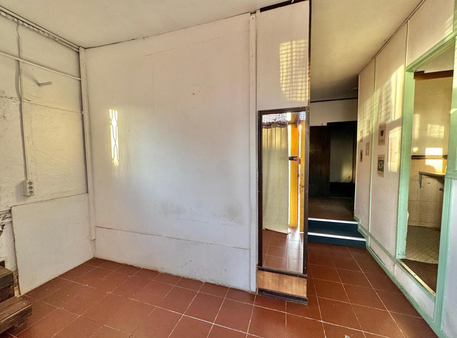 Foto de Amplia propiedad con 6 habitaciones con baño privado y patio en Colonia, imagen 1