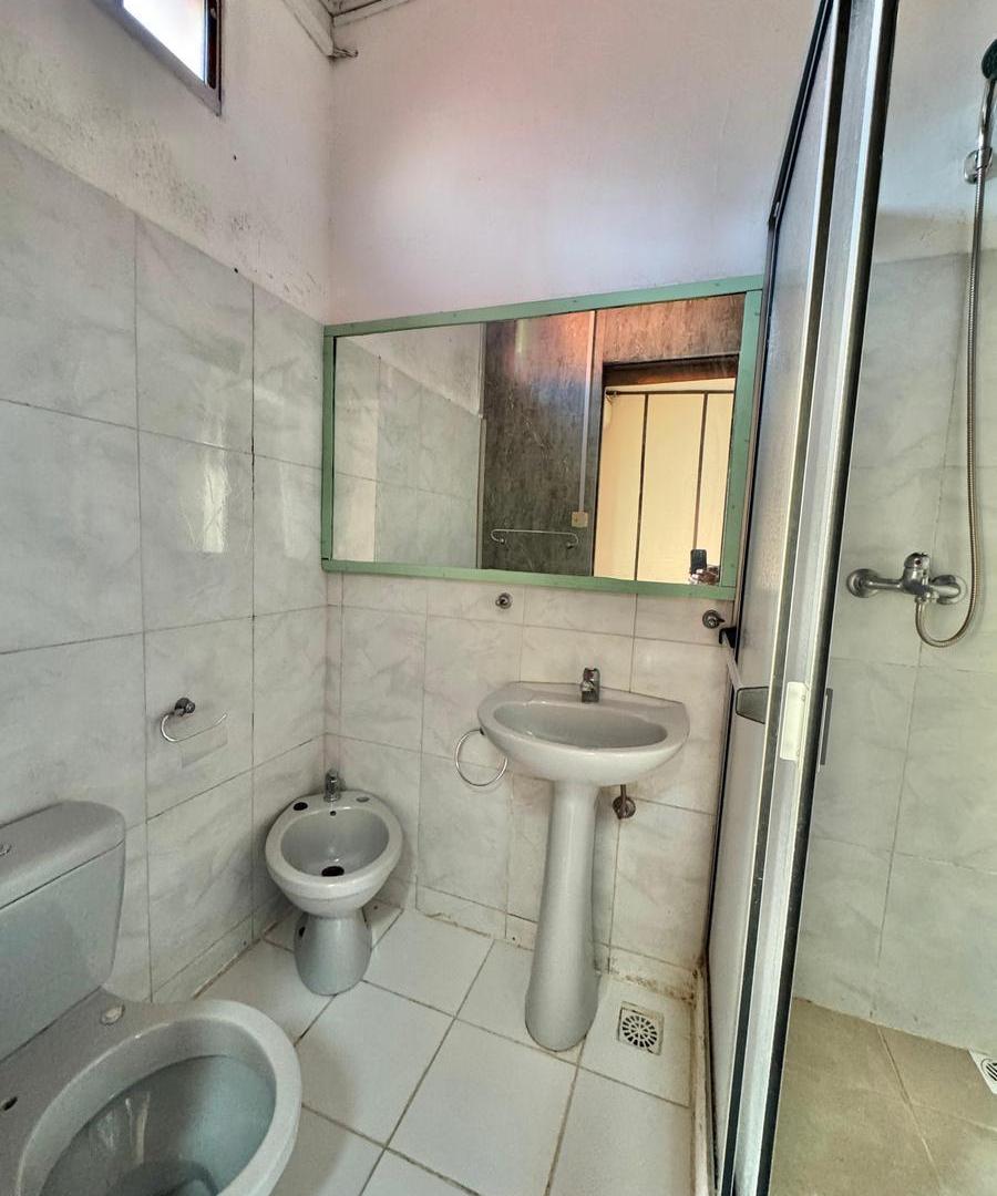 Foto de Amplia propiedad con 6 habitaciones con baño privado y patio en Colonia, imagen 4