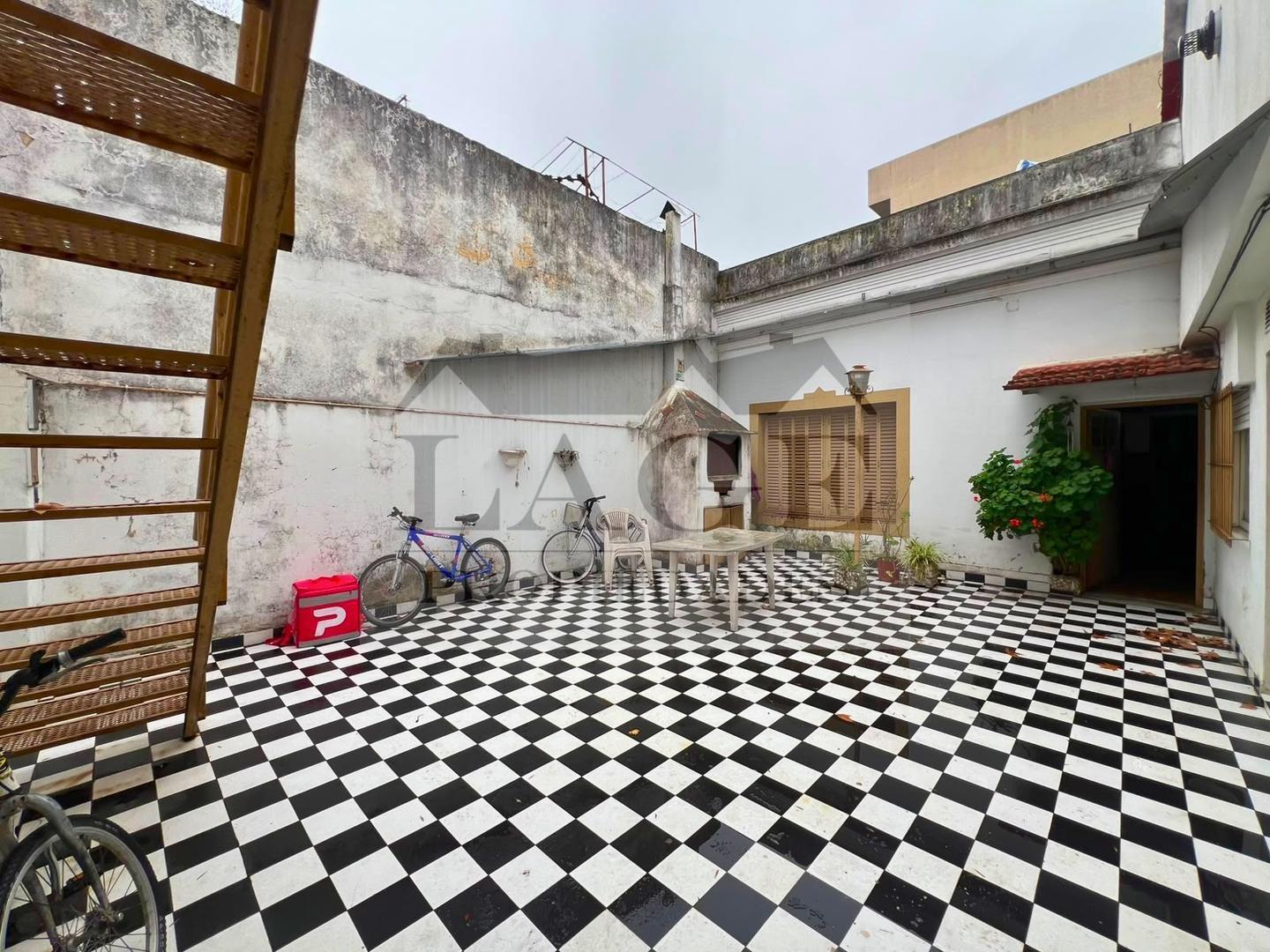 Foto de CASA SOBRE LOTE PROPIO DE 8,66 X 17 M A REFACCIONAR, imagen 2