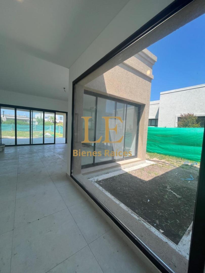 Venta Casa en Barrio Santa Elena - Pilar del Este 2