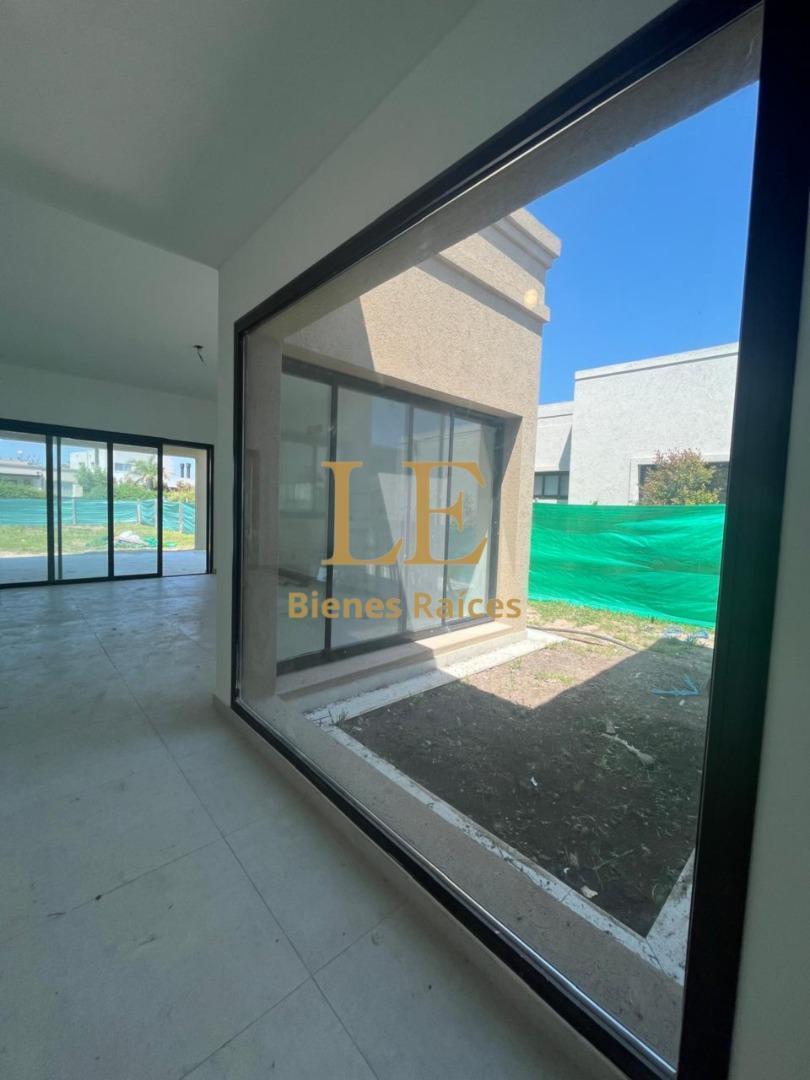 Venta Casa en Barrio Santa Elena - Pilar del Este 5