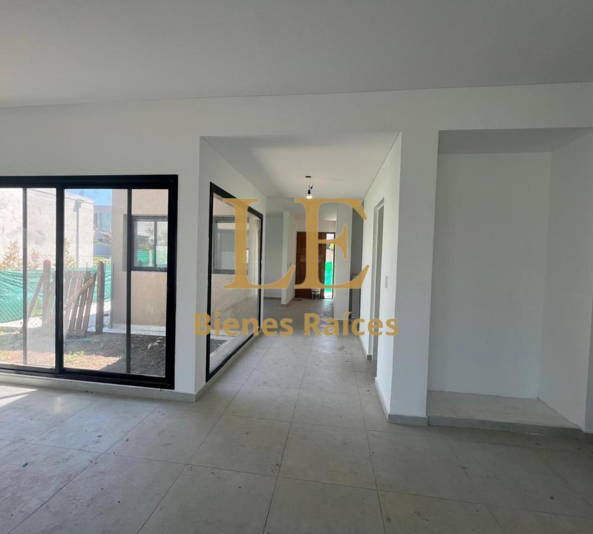 Venta Casa en Barrio Santa Elena - Pilar del Este 1