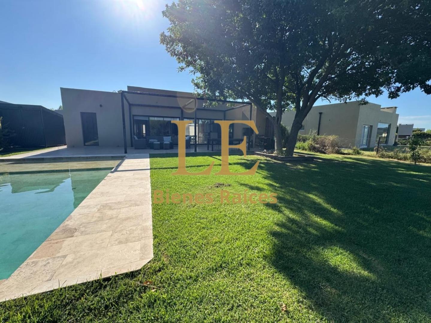 VENTA CASA CON PILETA