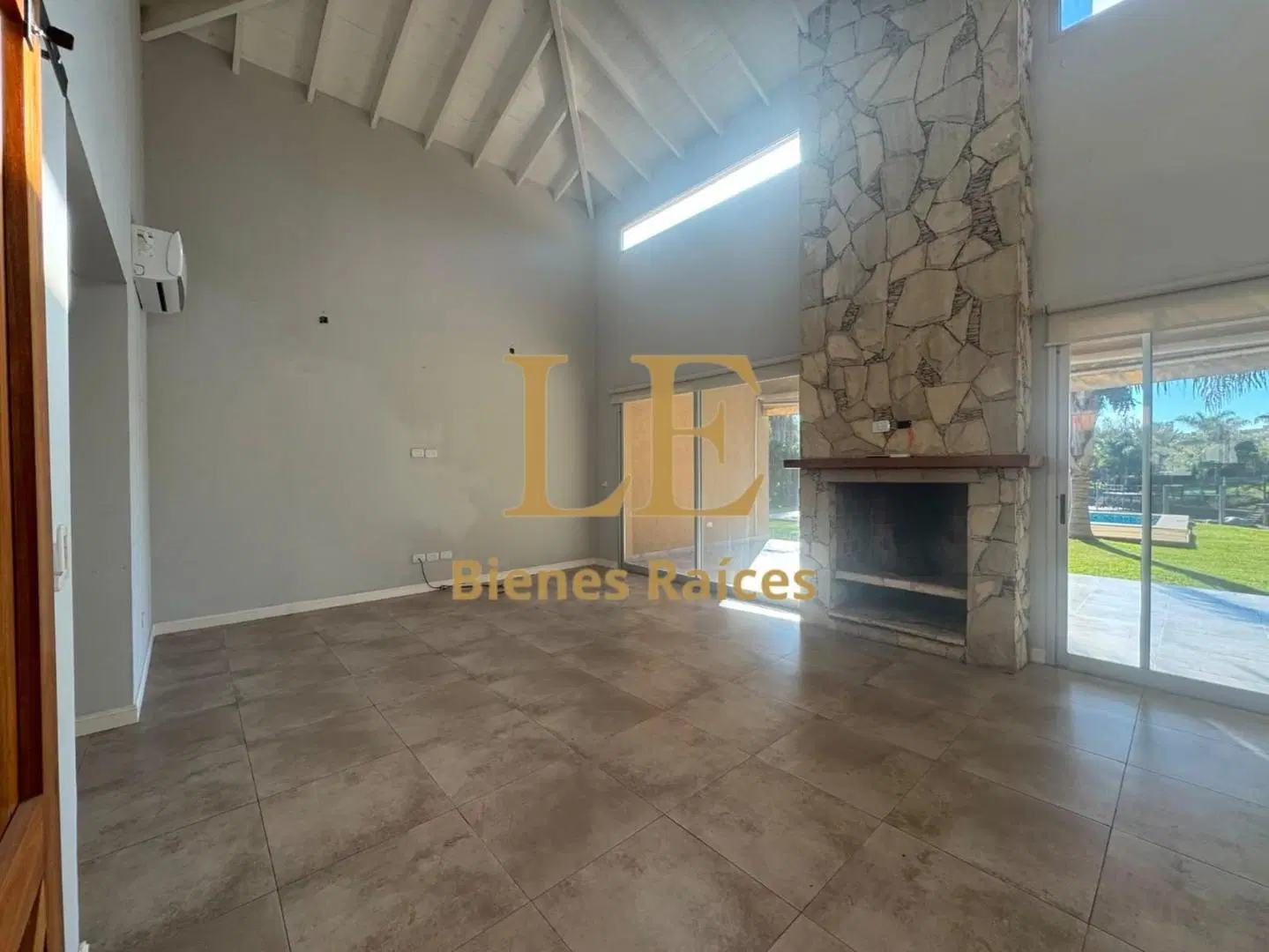 VENTA CASA CON PILETA Y MUELLE AL RÍO 3