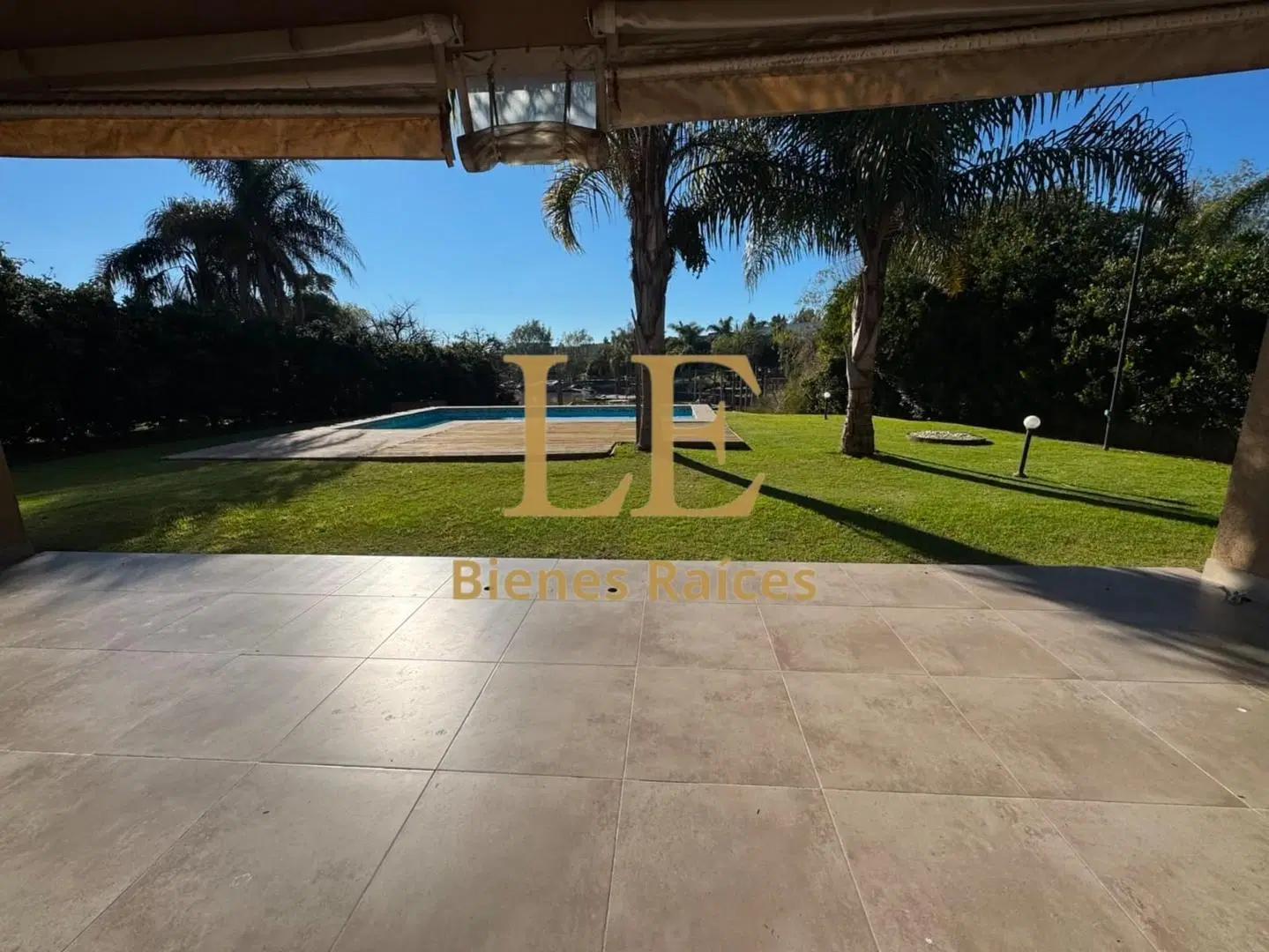VENTA CASA CON PILETA Y MUELLE AL RÍO 5