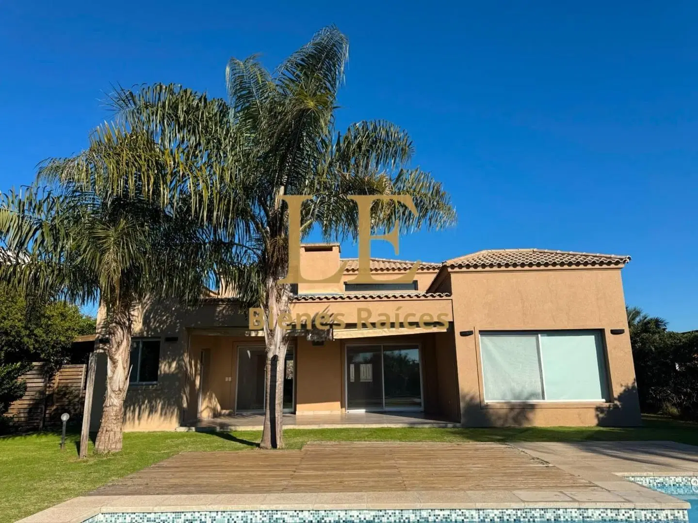 ALQUILER CASA CON PILETA Y MUELLE AL RÍO 1