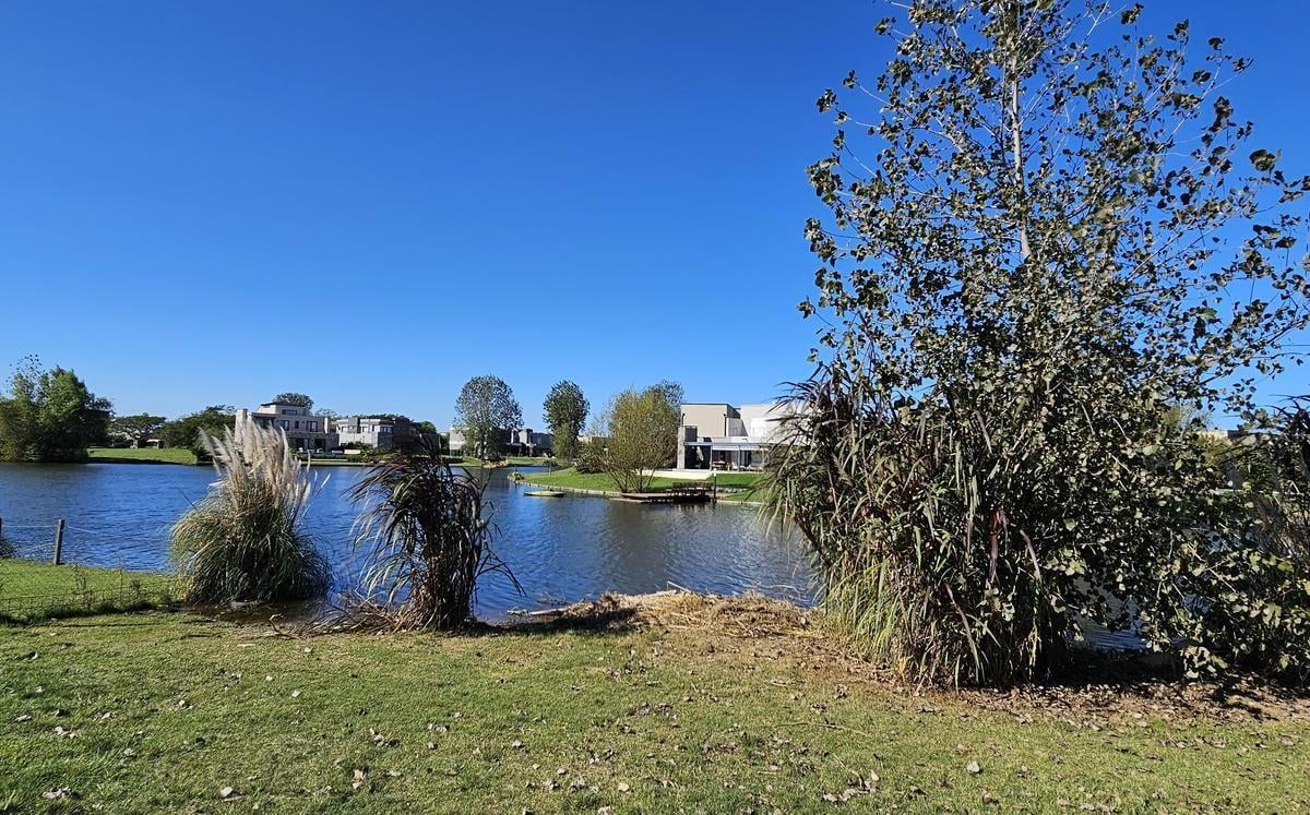 Lote en venta El Canton Norte al agua orientacion este