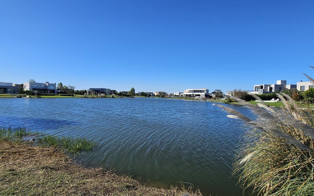 Lote en venta a la laguna amplio espejo de Agua Canton Norte