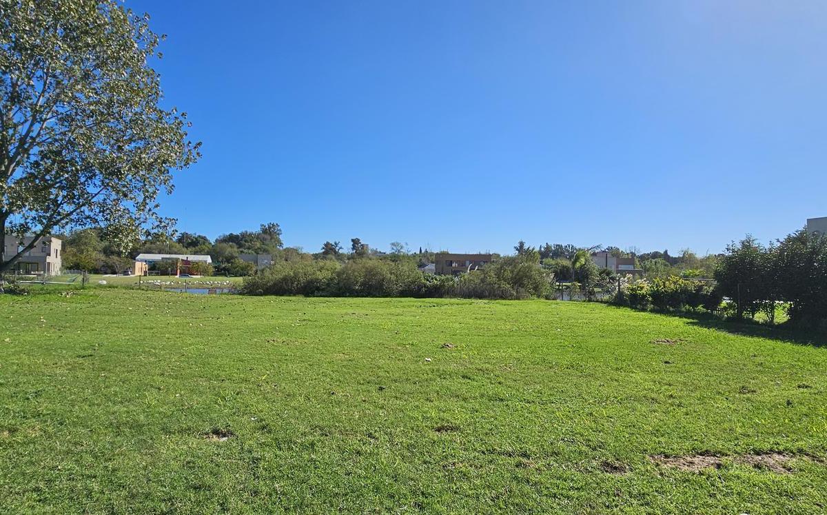 Lote en venta a la laguna Barrio Canton Norte orientacion Oeste