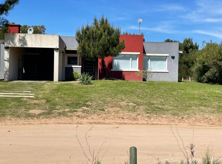 Casa en venta /alquiler temporada Enero/ Febrero 2026 1 planta Costa Esmeralda Barrio Ecuestre 1