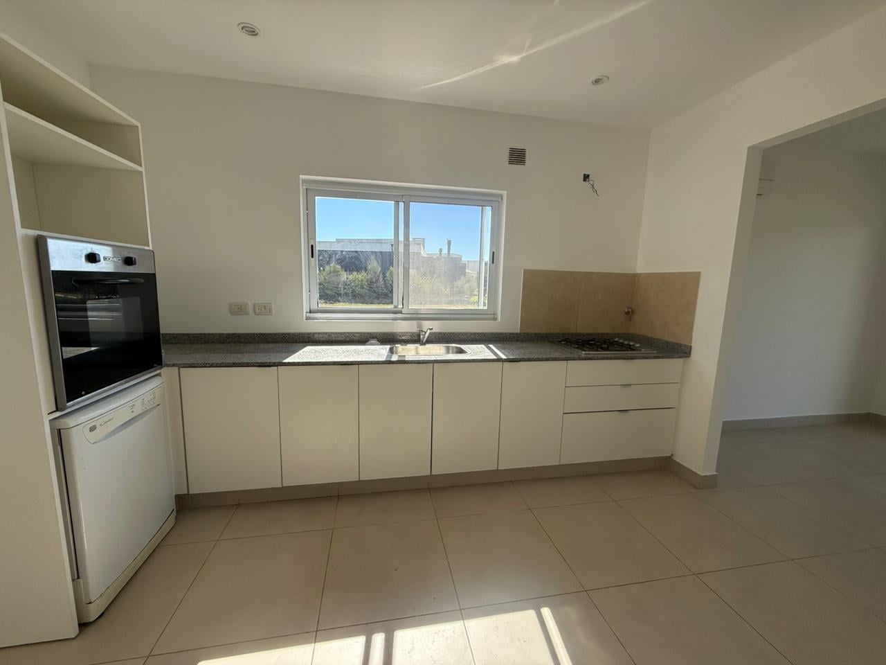 Foto de Casa en venta / alquiler una planta 3 dormitorios Jardín lote interno Puertos Vistas / Escobar, imagen 4