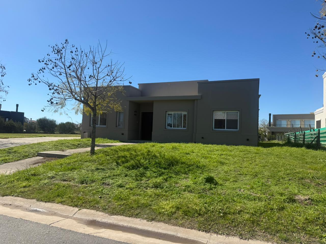 Casa en venta / alquiler una planta 3 dormitorios Jardín lote interno  Puertos Vistas  / Escobar
