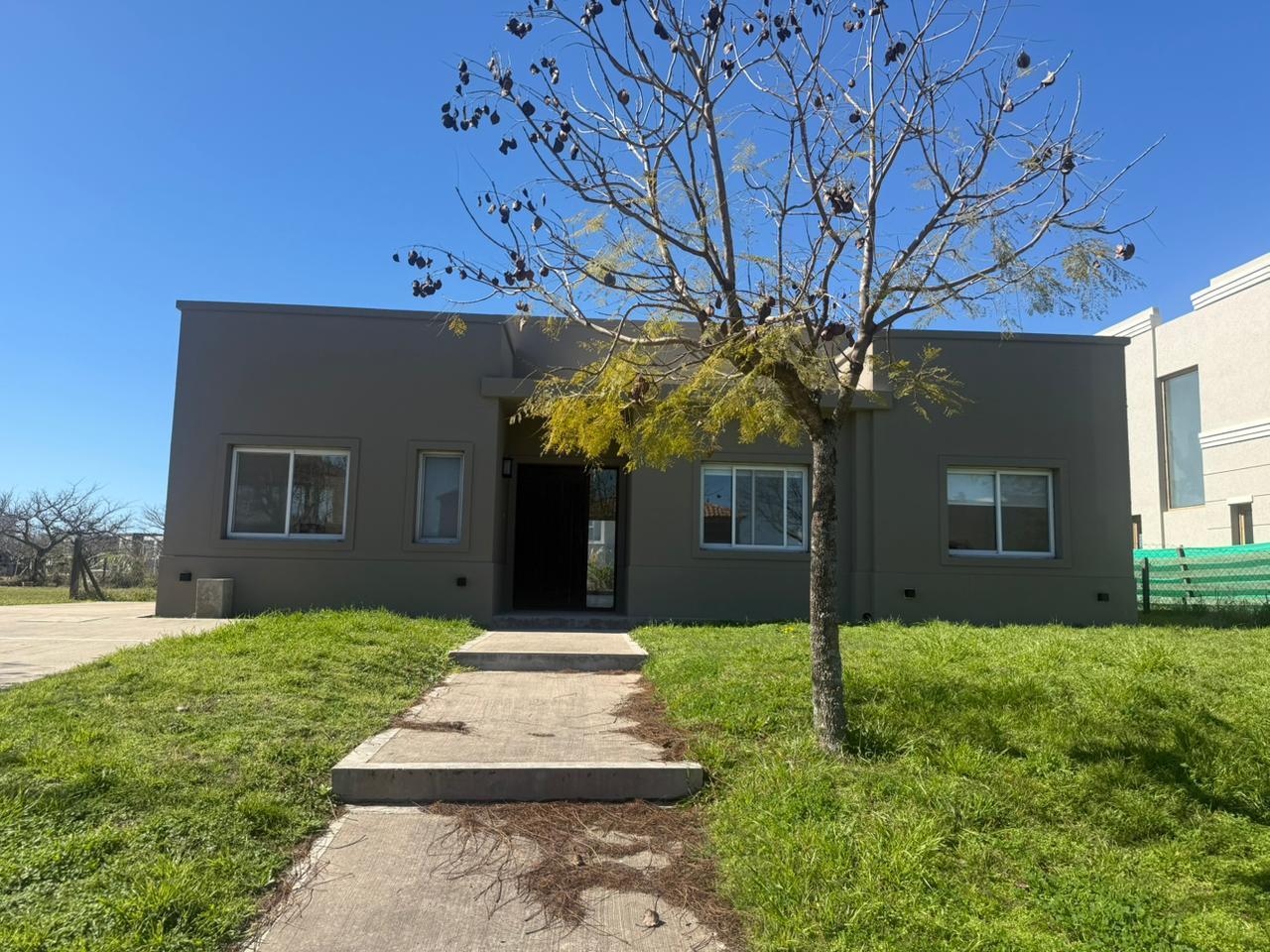 Foto de Casa en venta / alquiler una planta 3 dormitorios Jardín lote interno Puertos Vistas / Escobar, imagen 1