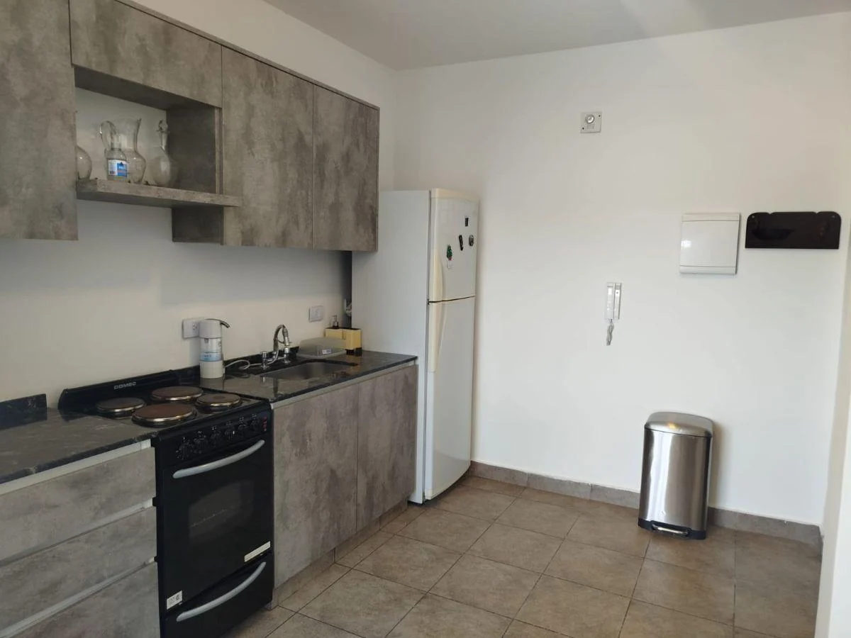 Foto de HERMOSO 3 AMBIENTES CON DOS BALCONES AMUEBLADO EN EDIFICIO DE CATEGORÍA, imagen 2