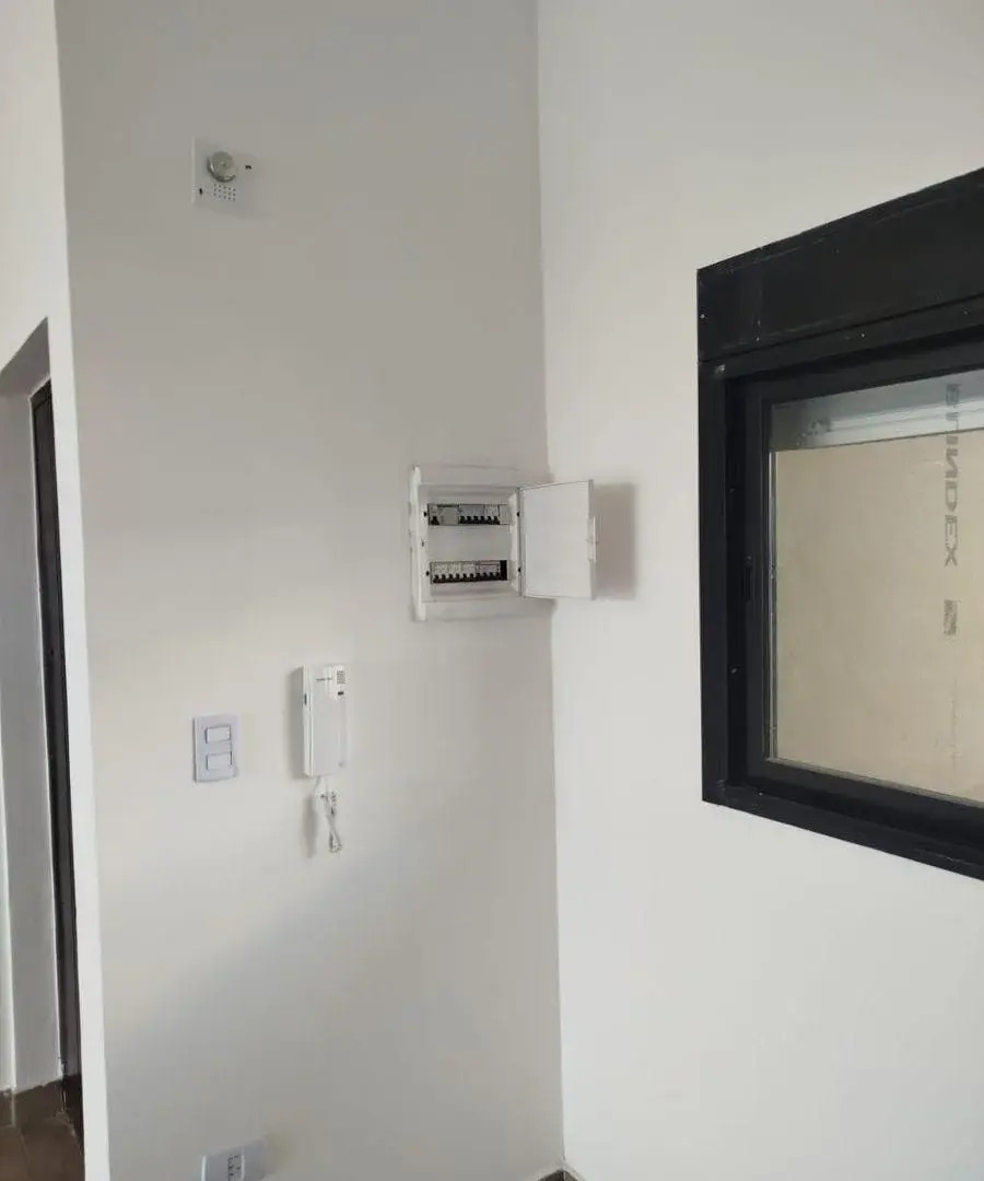 DUEÑO DIRECTO ALQUILA AMPLIO MONOAMBIENTE DIVISIBLE EN EDIFICIO DE CATEGORÍA 5