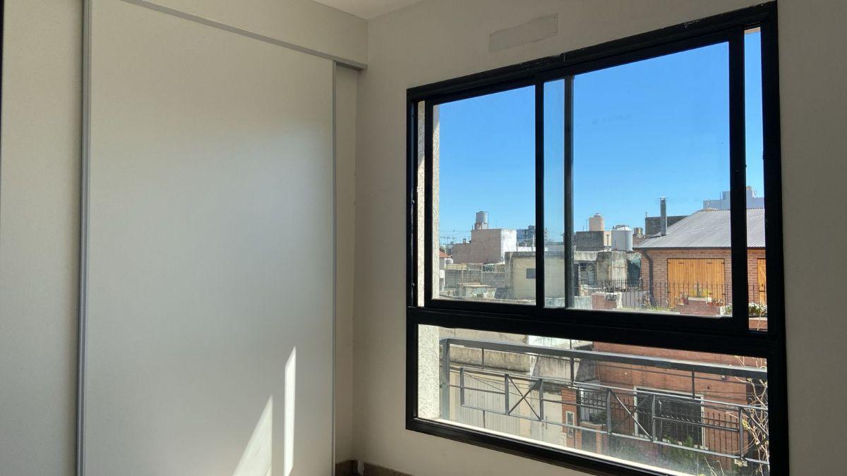 Foto de 2 ambientes de 42 m² con amplio placard en edificio de categoría, imagen 3
