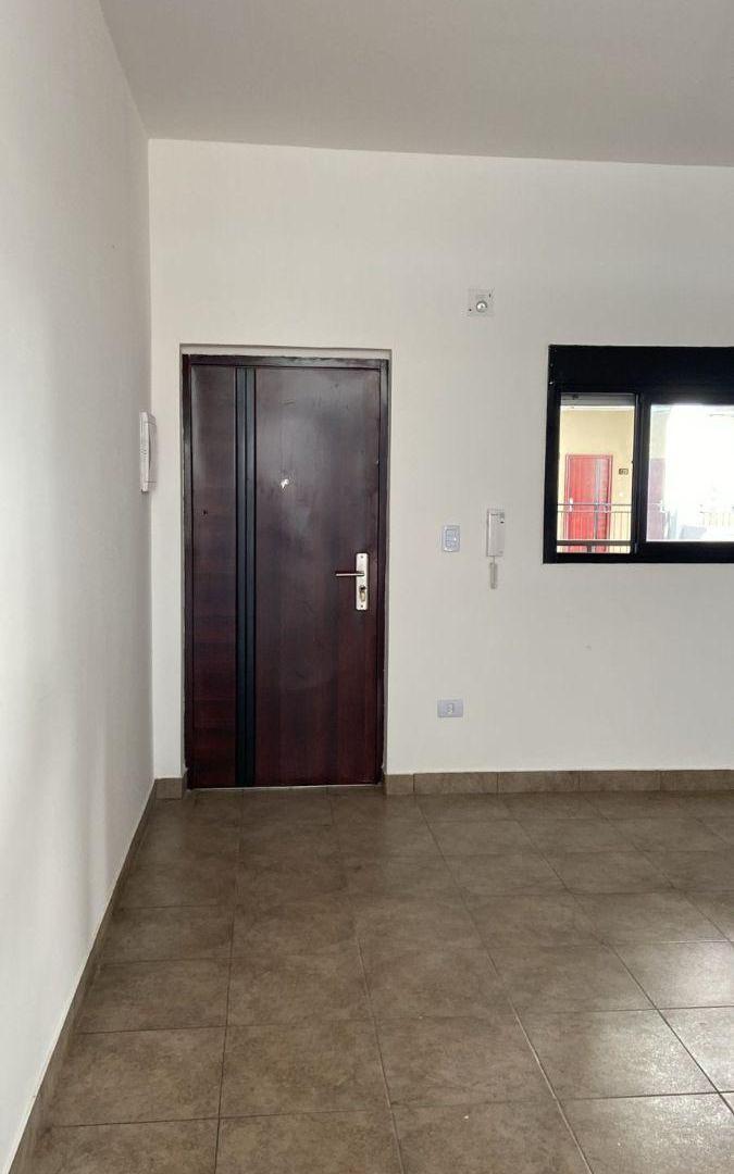 Foto de 2 ambientes de 42 m² con amplio placard en edificio de categoría, imagen 2