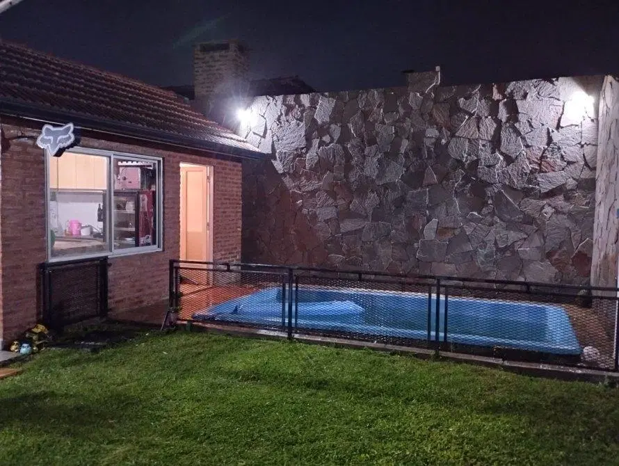CASA CON FONDO Y PILETA!! 2