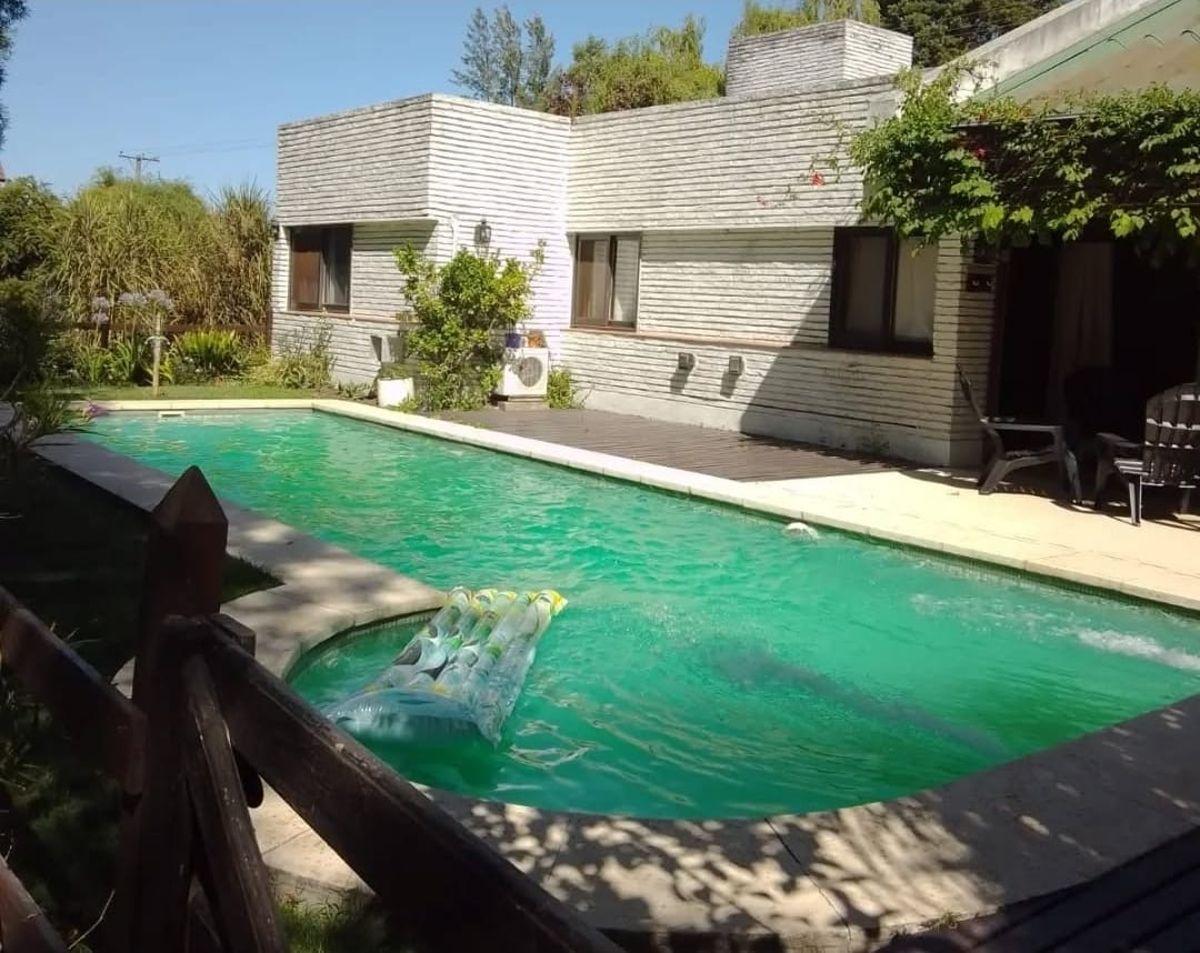 CASA CON PARQUE Y PILETA