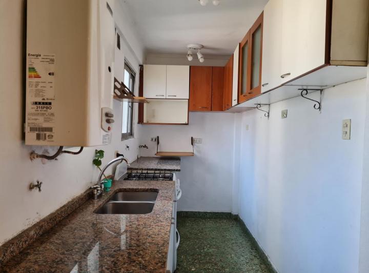 Departamento 4 ambientes con balcon y toilett en alquiler en Almagro 4