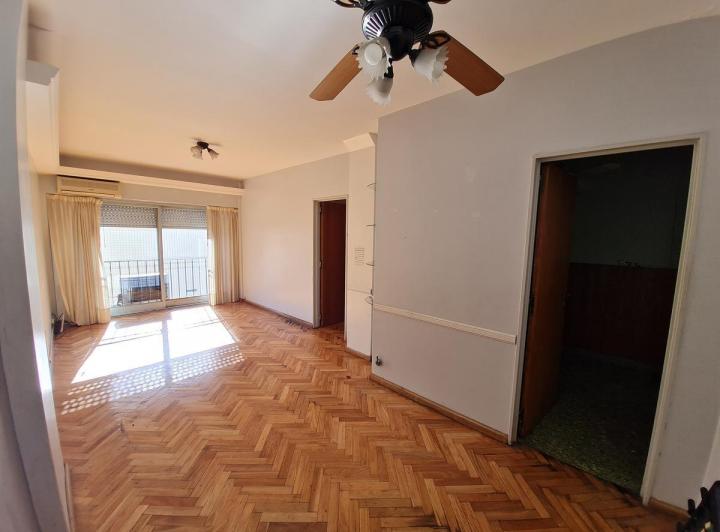 Departamento 4 ambientes con balcon y toilett en alquiler en Almagro 1